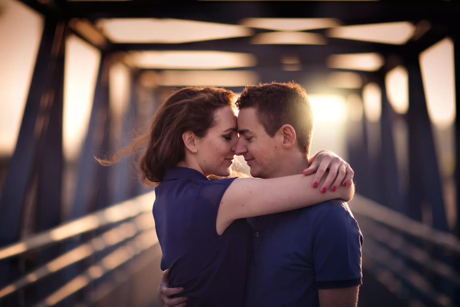 Portrait couple enlace bisous pont soleil