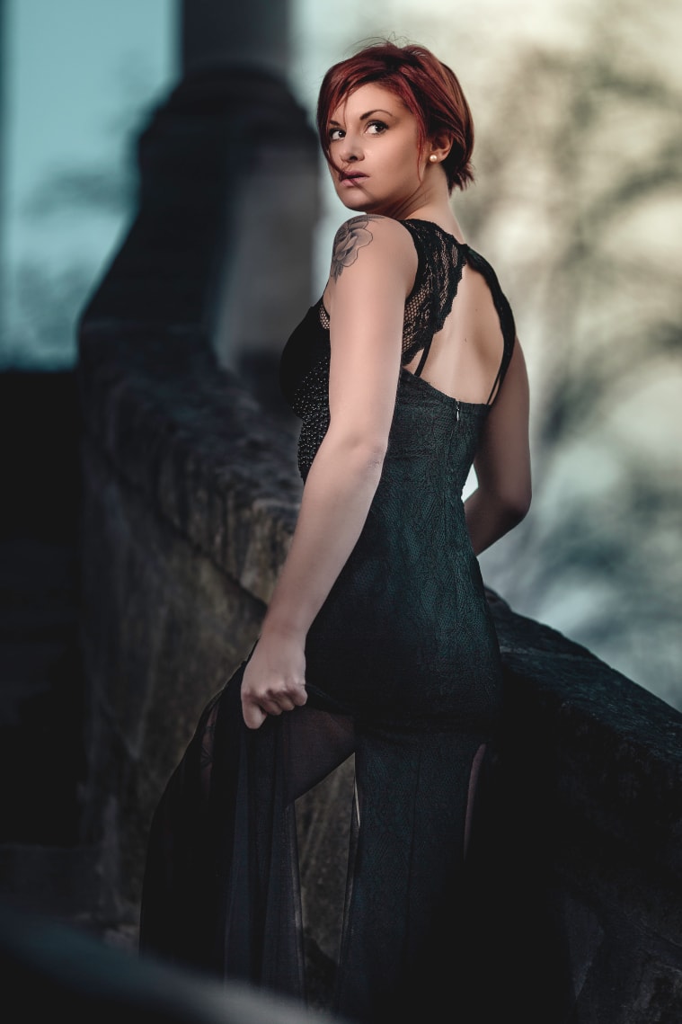 portrait fille rousse debout escalier robe noire mode chateau