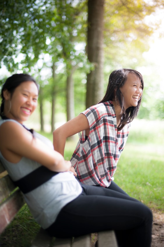 Portrait amies filles asiatiques foret sourire rire banc