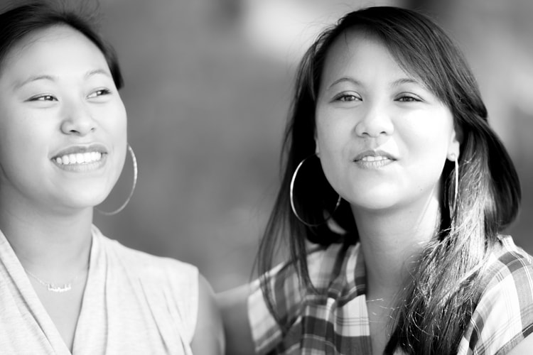 Portrait serre amies filles asiatiques sourire noir blanc