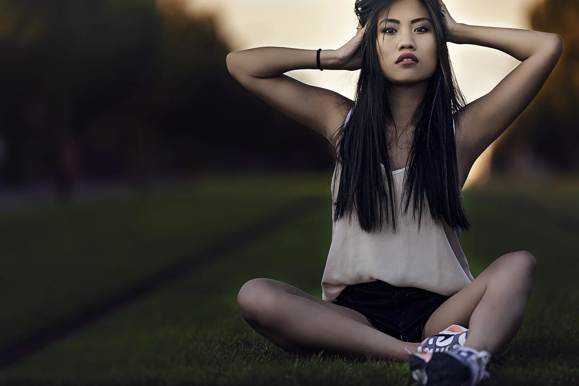 Photo portrait fille assise asiatique herbe