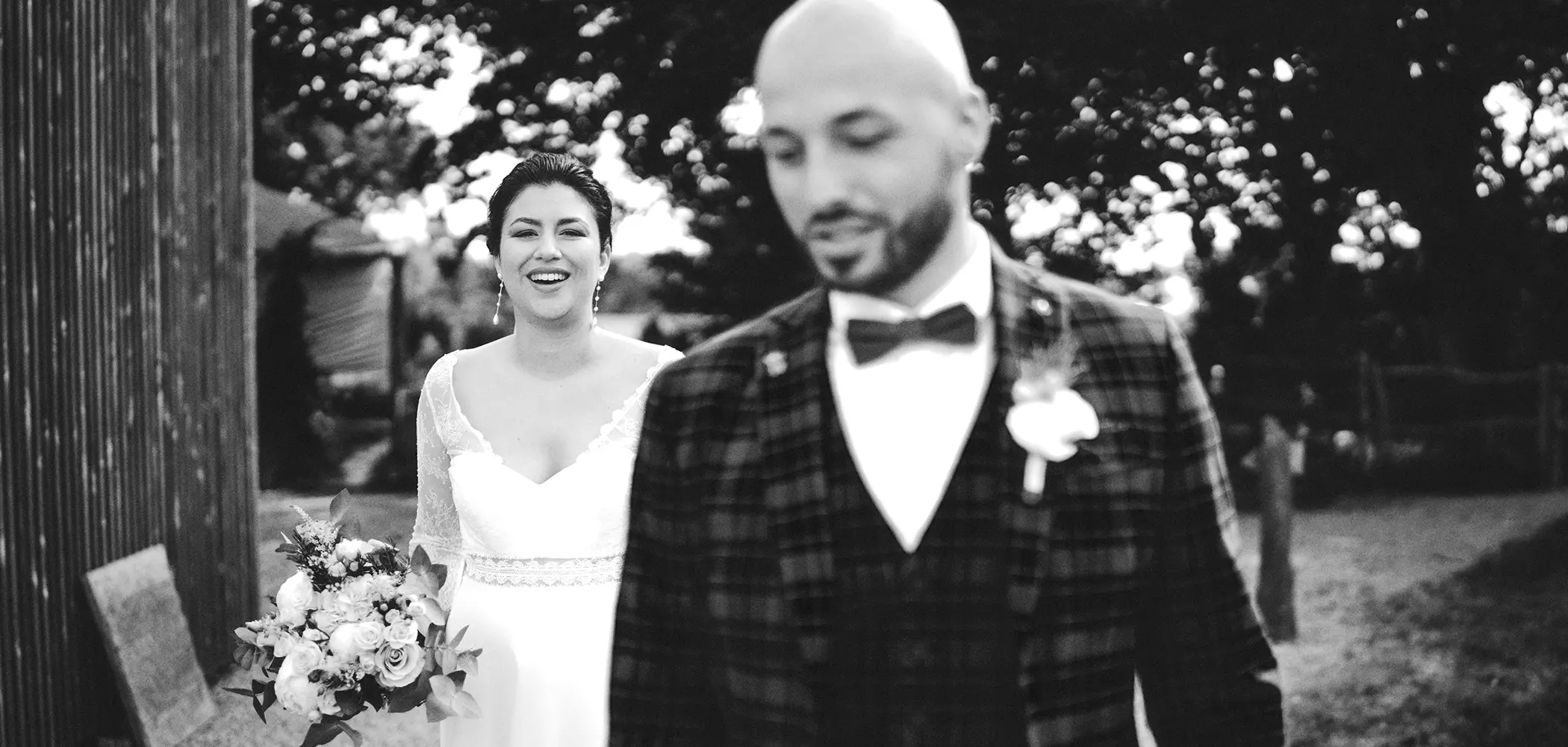 Photo mariage homme femme bouquet sourire