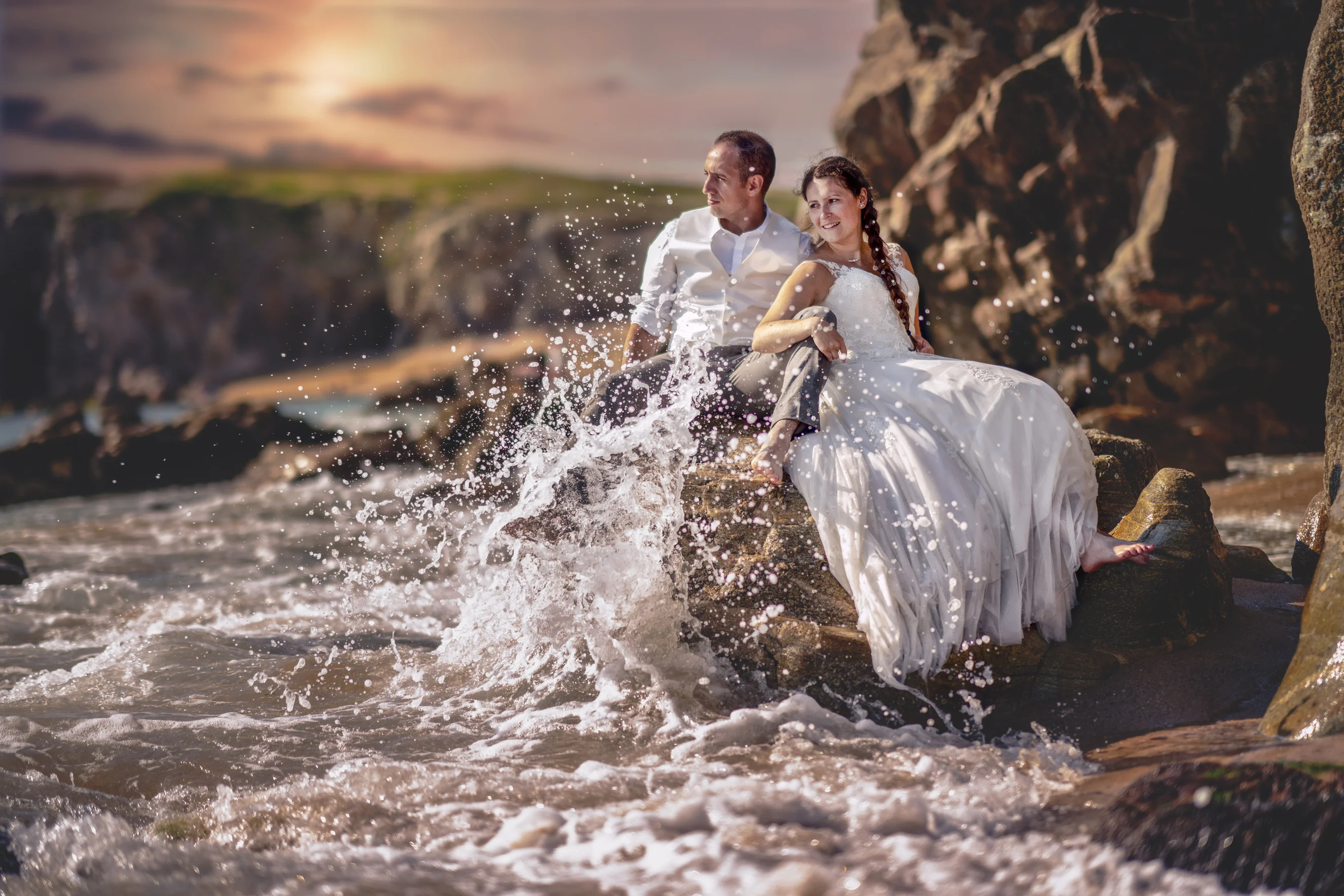Photo mariage homme femme vague eau rocher